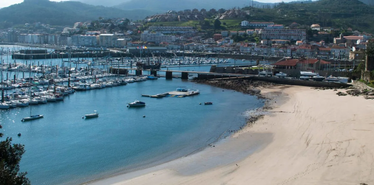 Playa de arena junto al puerto deportivo de Baiona