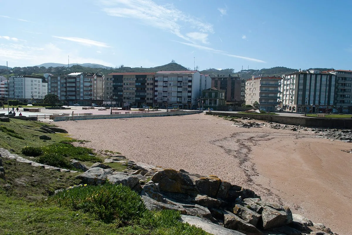 Playa de la Concheira junto al paseo y el centro de Baiona