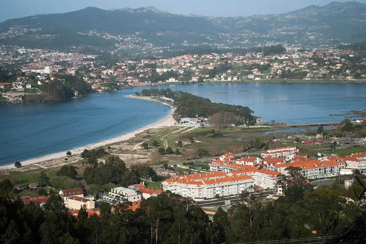 Vista de la playa de A Ladeira y la desembocadura del Miñor