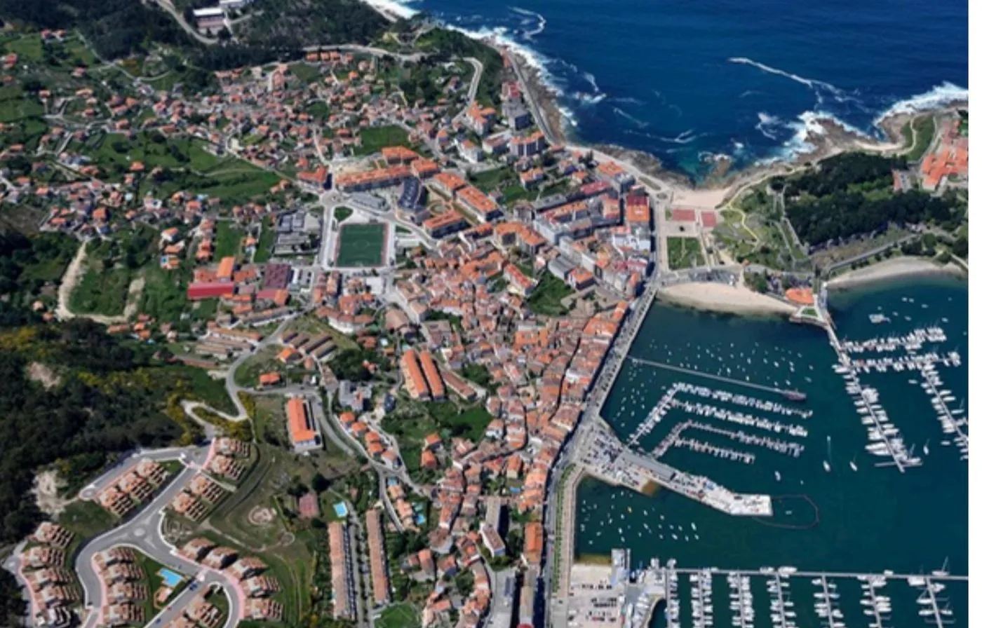 Vista aérea del casco viejo y el puerto deportivo de Baiona