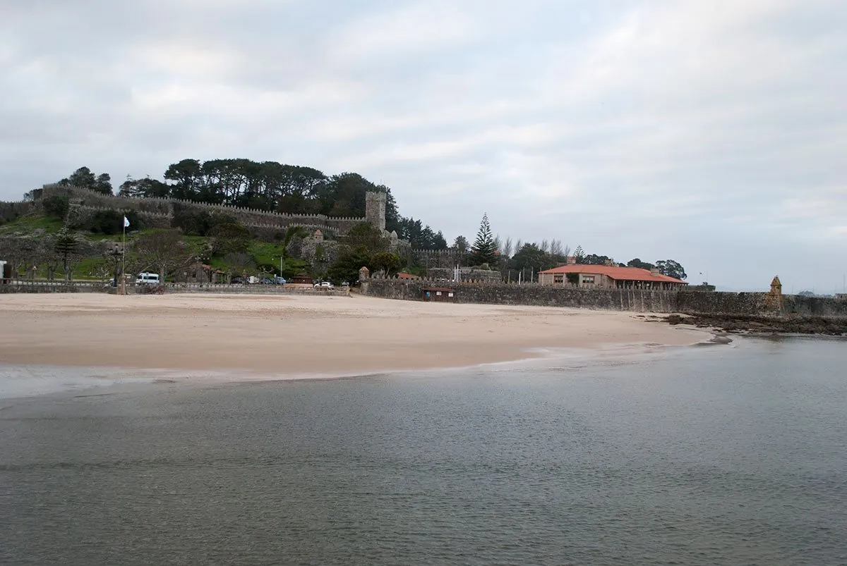 Playa de la Ribeira con la muralla de Monterreal al fondo