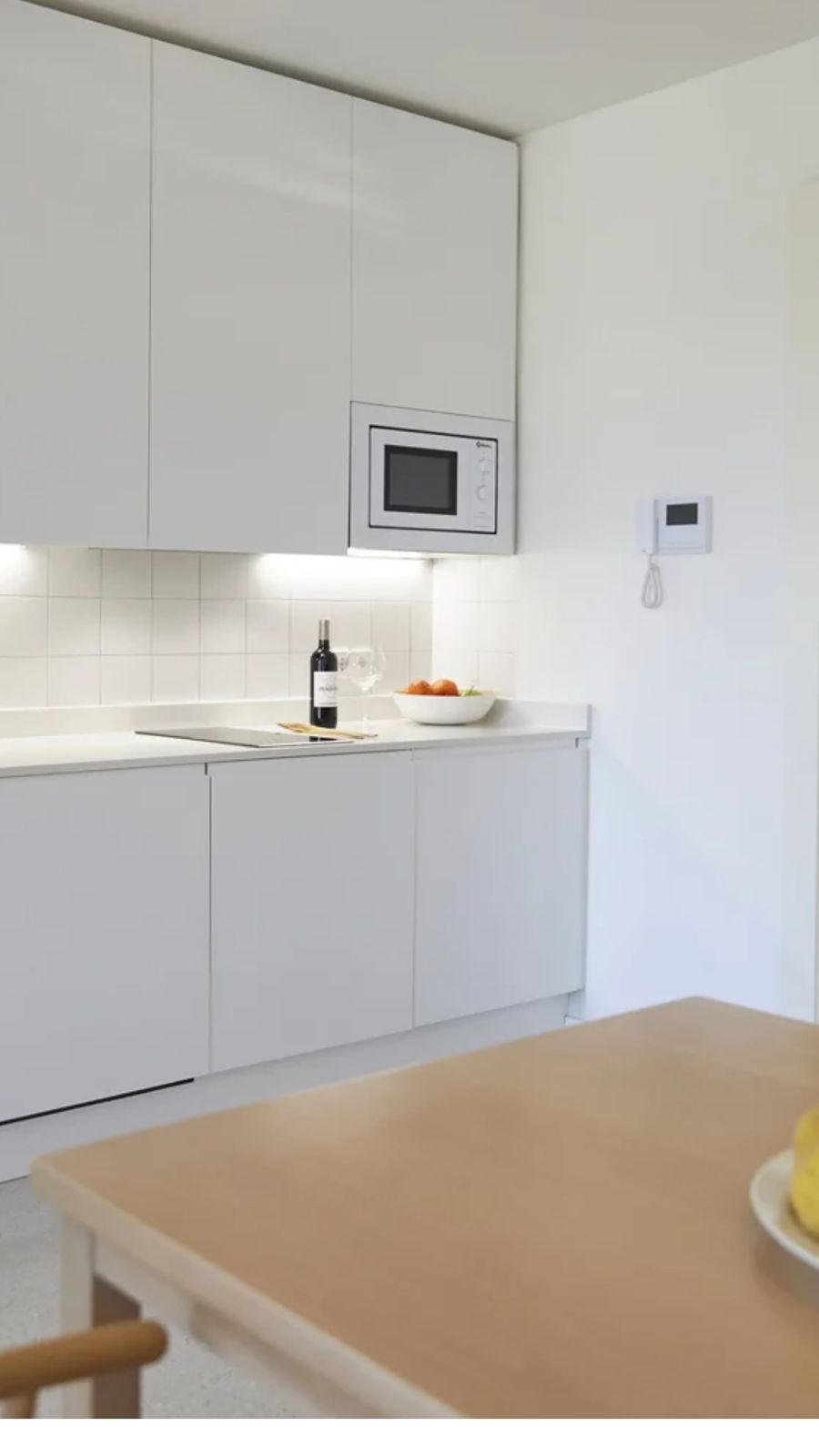 Cocina blanca y equipada