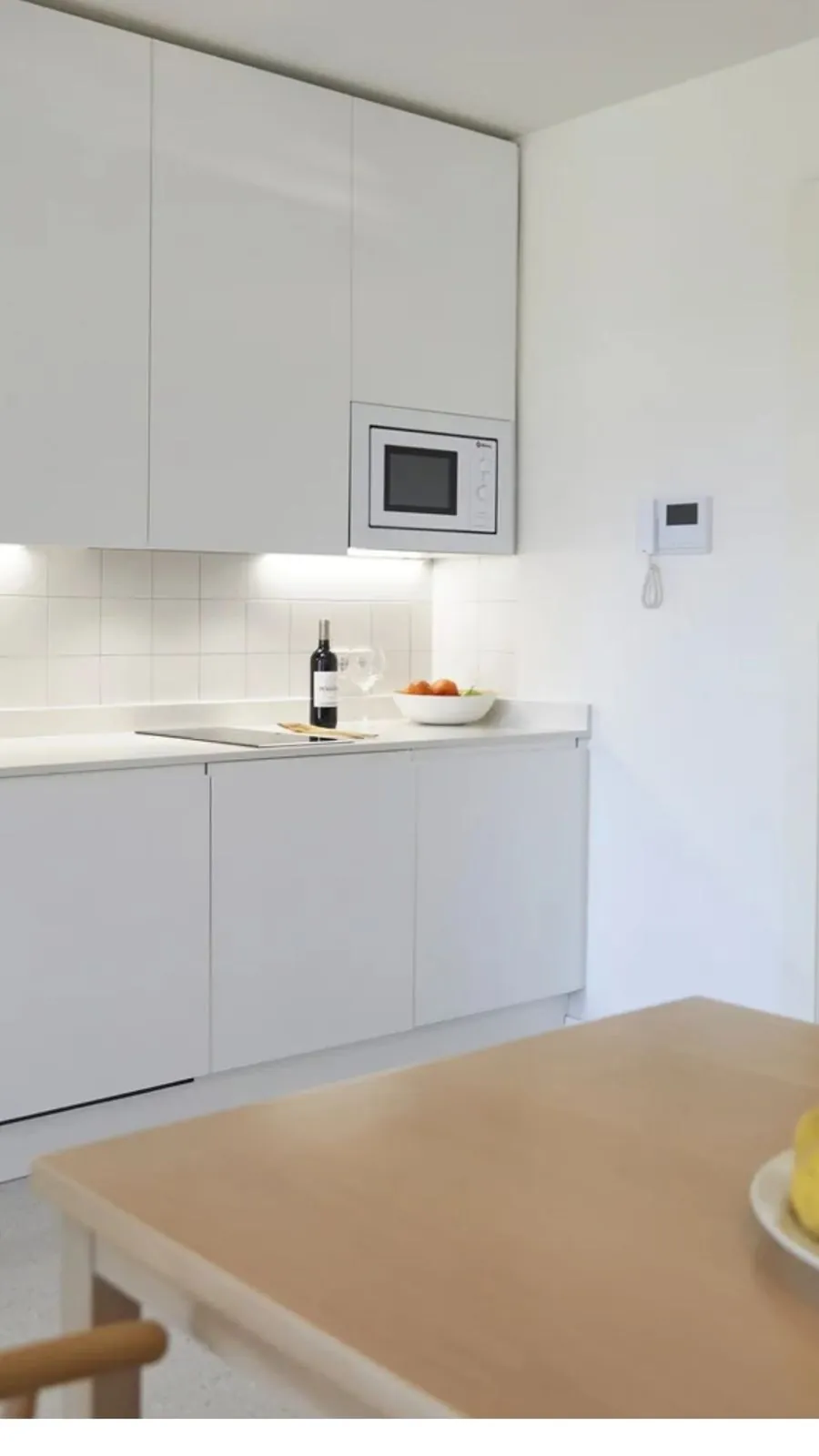 Cocina blanca y equipada