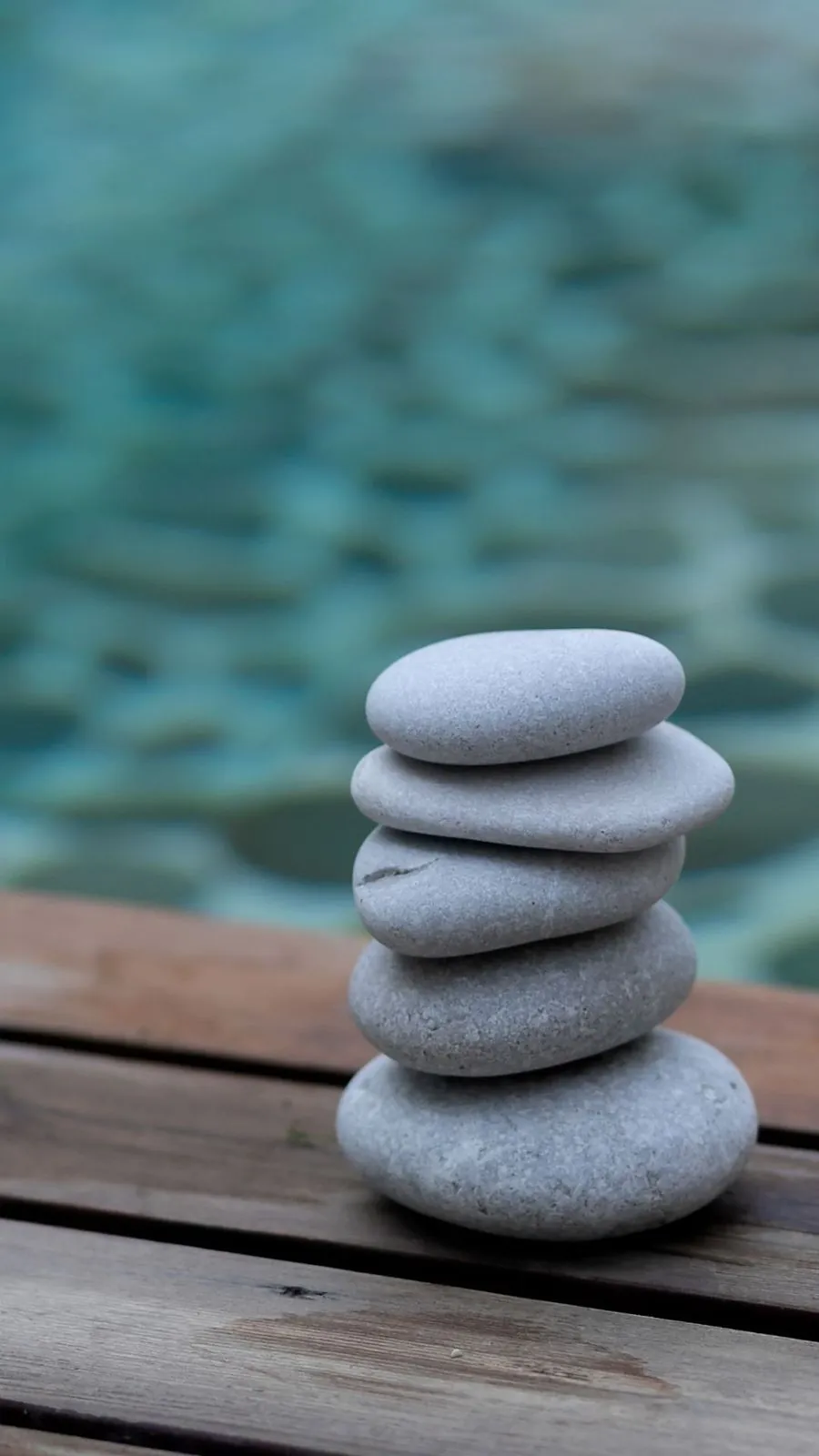 Piedras apiladas junto al agua del spa