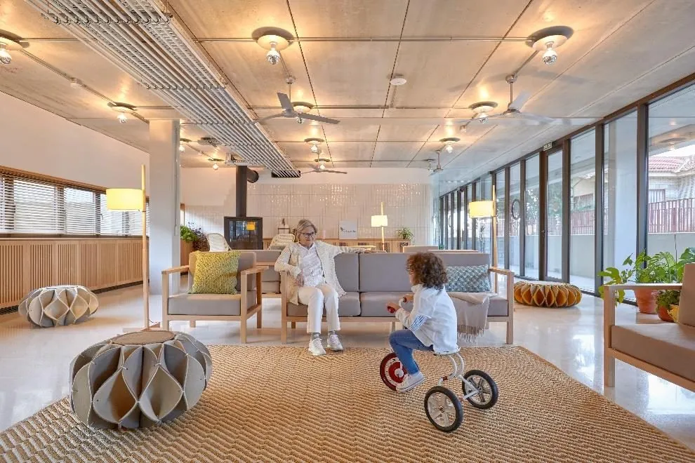 Sala de estar común con vecinos y familia